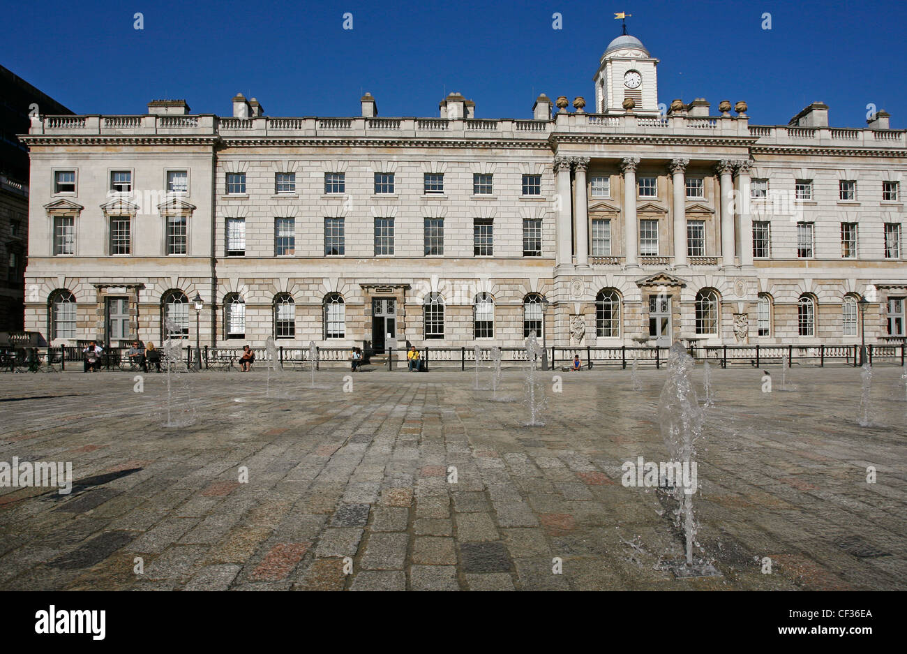 Une vue sur la cour et ses fontaines à Somerset House à Londres. Banque D'Images
