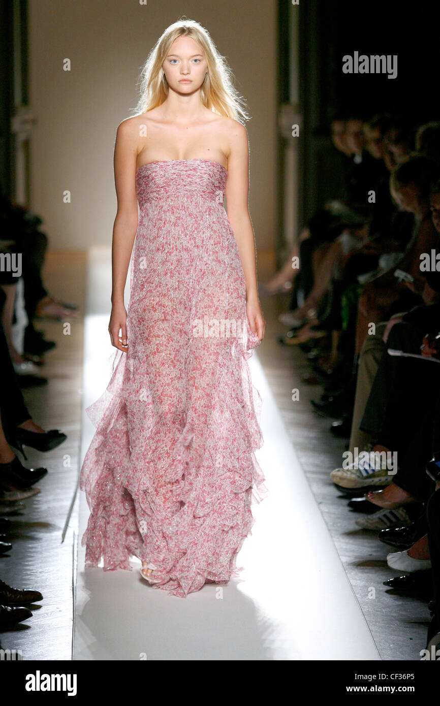 Balmain Paris Prêt à porter printemps été modèle australien Gemma Ward  bretelles étage longueur porter rose orné de cristal Photo Stock - Alamy