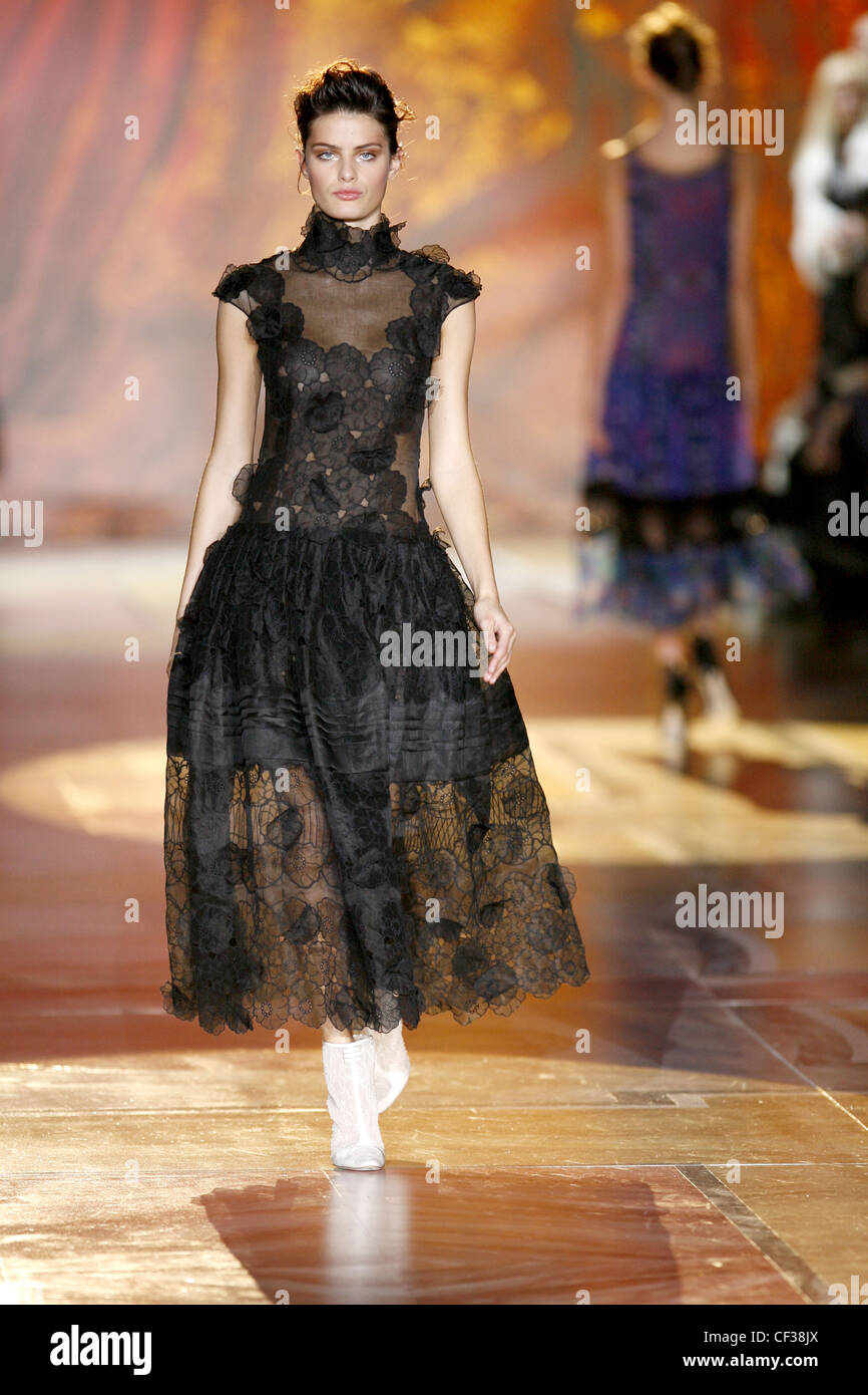 Roberto Cavalli Milan Prêt à Porter Automne Hiver Model wearing a black  dentelle robe de soirée un taille et fleurs Photo Stock - Alamy