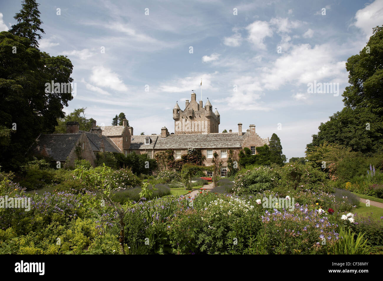 Une vue vers le château de Cawdor et jardins près de Inverness. Banque D'Images