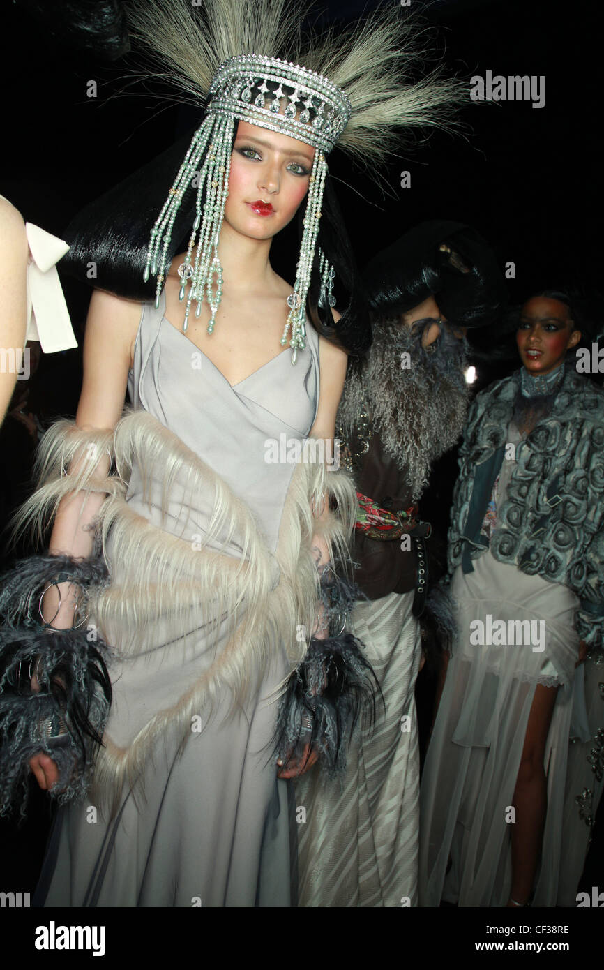 John Galliano Backstage Paris Prêt à Porter Automne Hiver Banque D'Images