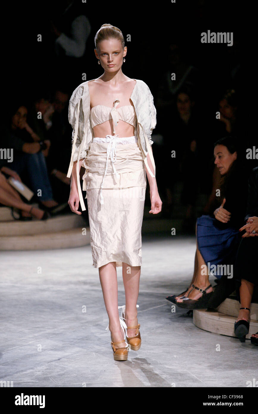 Prada Milan Pret a porter printemps ete modele allemand Julia Stegner portant veste sur rose pale gorge top et jupe assortie Photo Stock Alamy