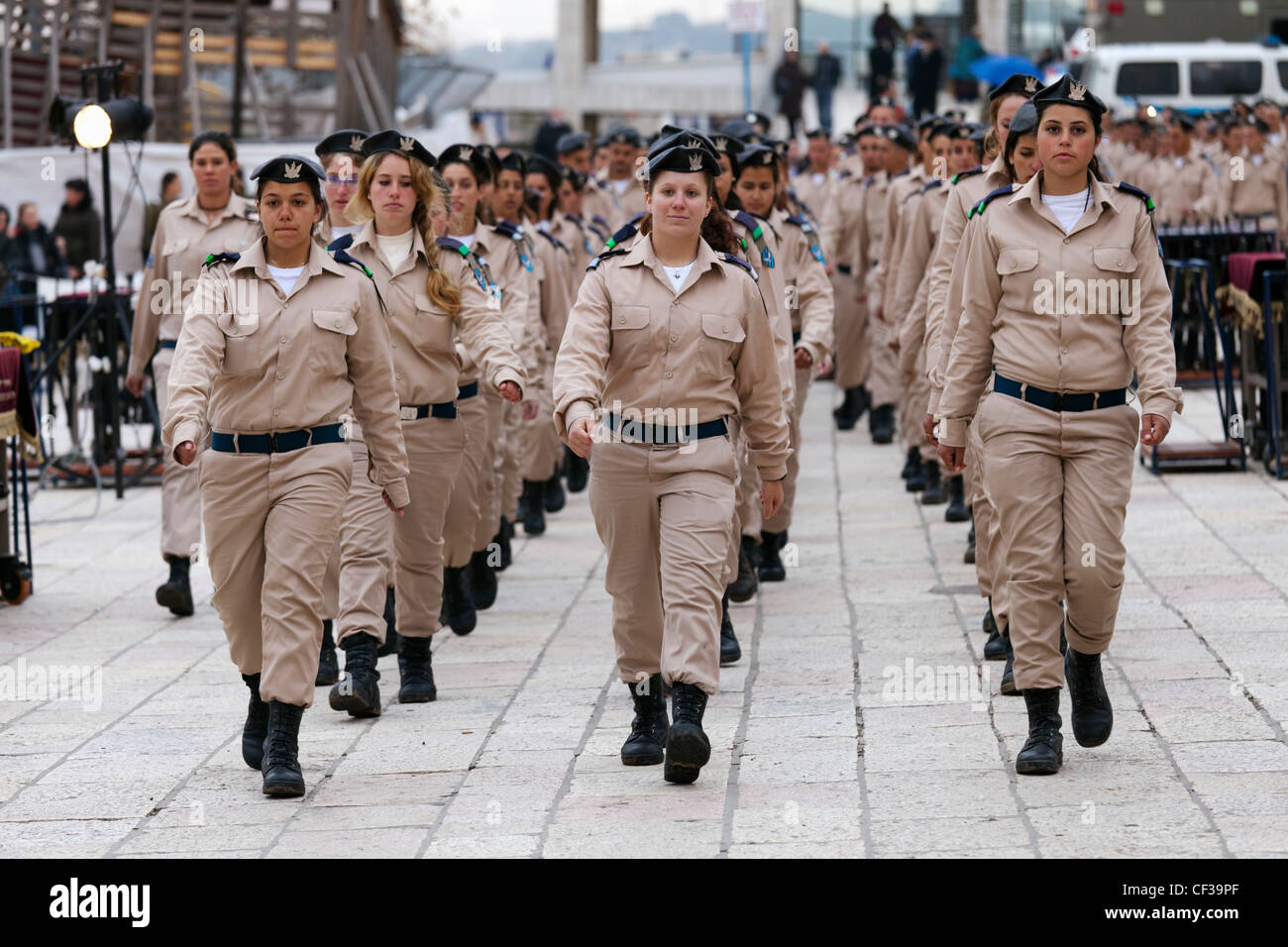 Israël, Jérusalem, Mur des lamentations, les femmes soldats à la parade Banque D'Images