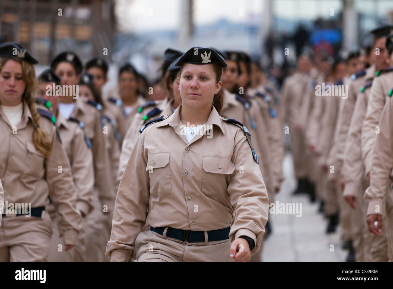 Israël, Jérusalem, Mur des lamentations, les femmes soldats à la parade Banque D'Images