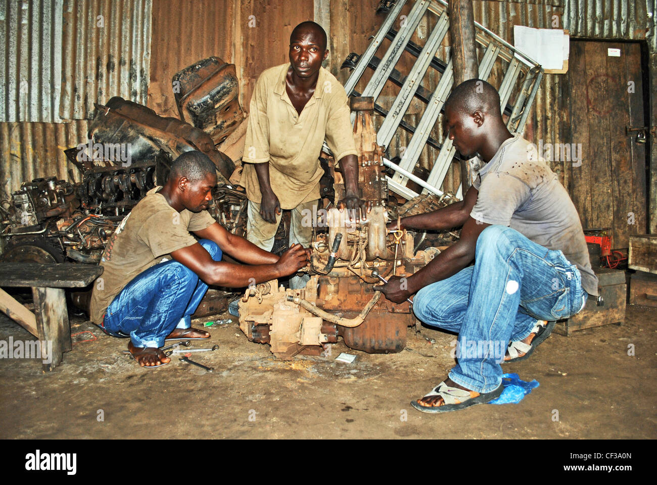Au travail mécanique dans un garage à Bo, en Sierra Leone Banque D'Images