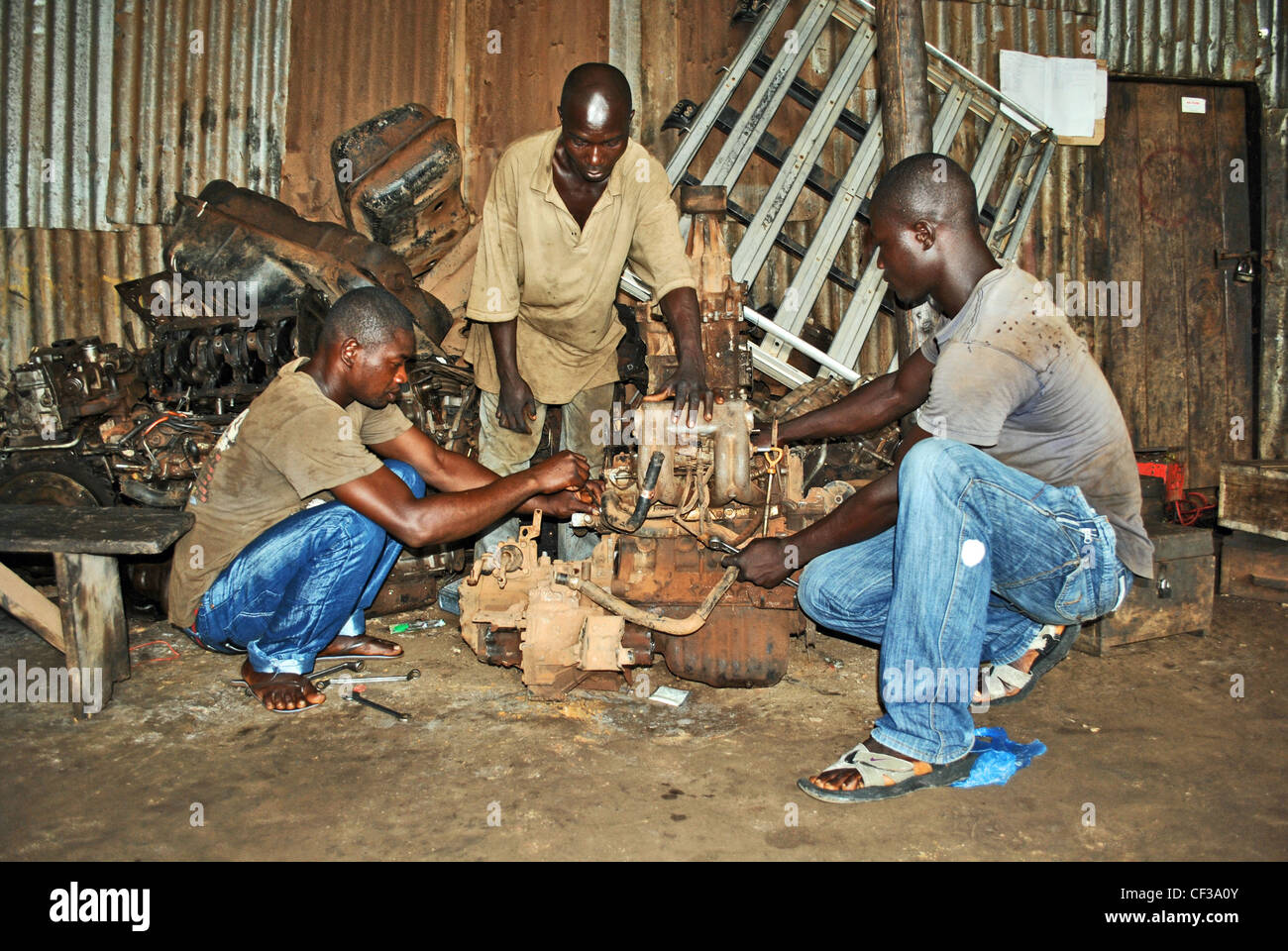 Au travail mécanique dans un garage à Bo, en Sierra Leone Banque D'Images