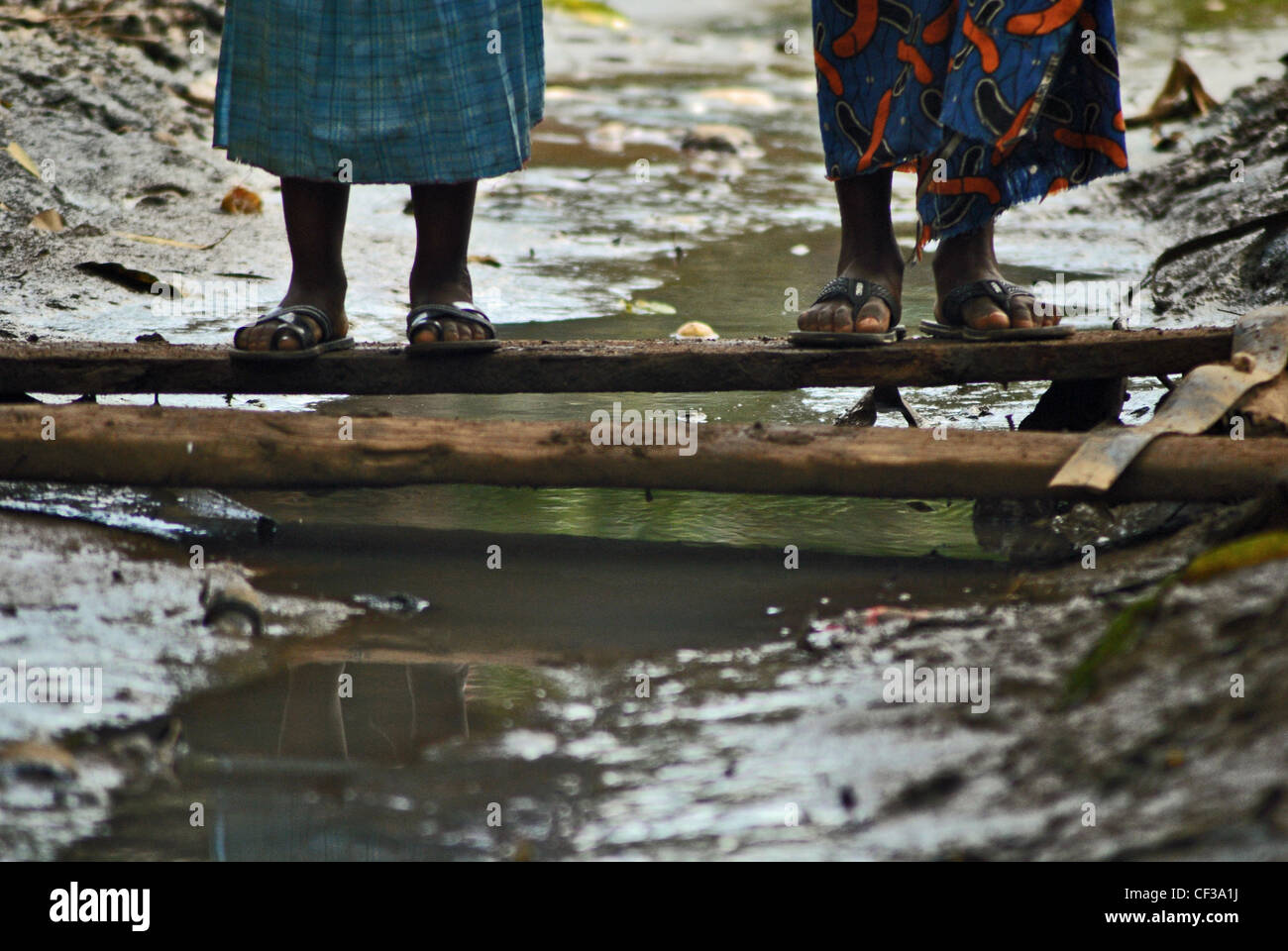 L'eau debout fournissant des lieux de reproduction des moustiques paludéens à Kenema, Sierra Leone Banque D'Images
