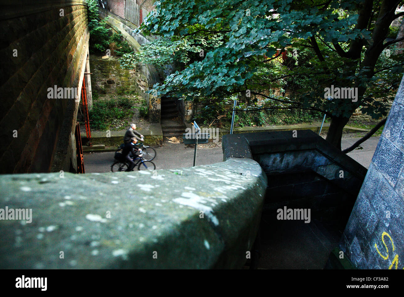 Les gens à vélo sur l'eau de Leith Walk à Édimbourg. Banque D'Images