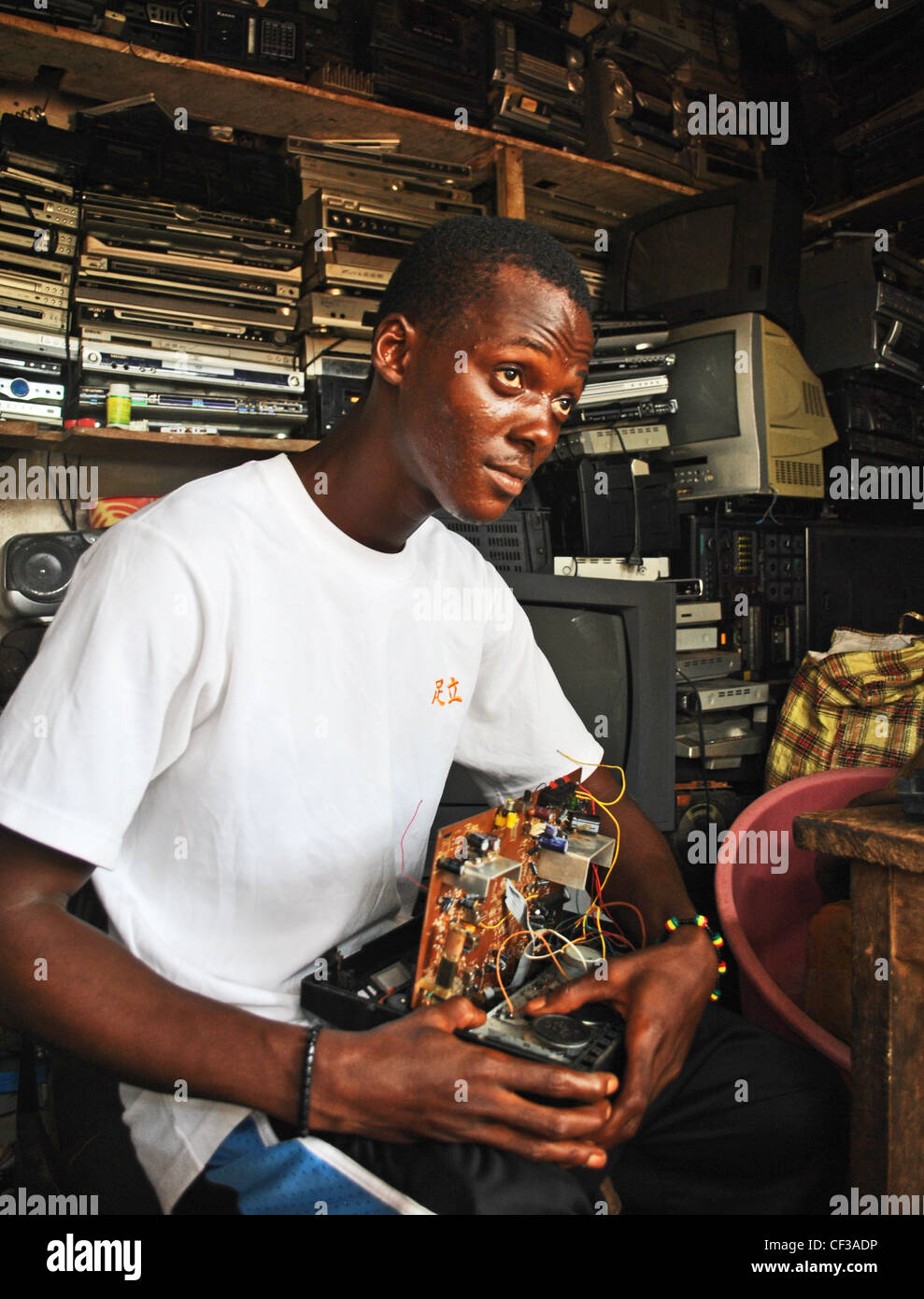 Electrician working on casse les appareils électriques à Bo, en Sierra Leone, en Afrique de l'Ouest Banque D'Images