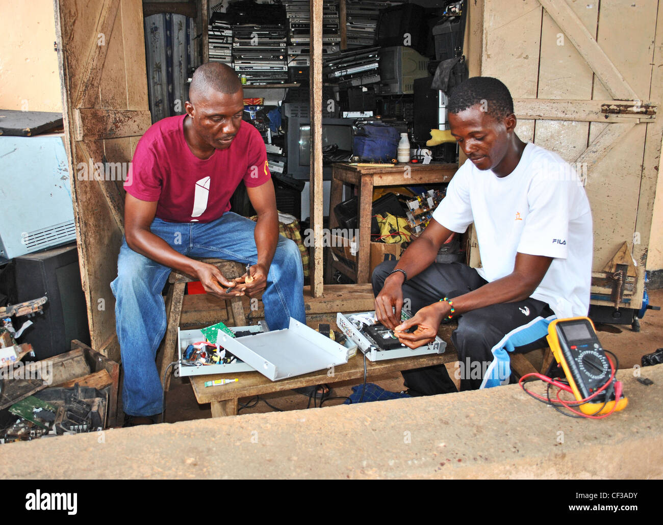 Electrician working on casse les appareils électriques à Bo, en Sierra Leone, en Afrique de l'Ouest Banque D'Images