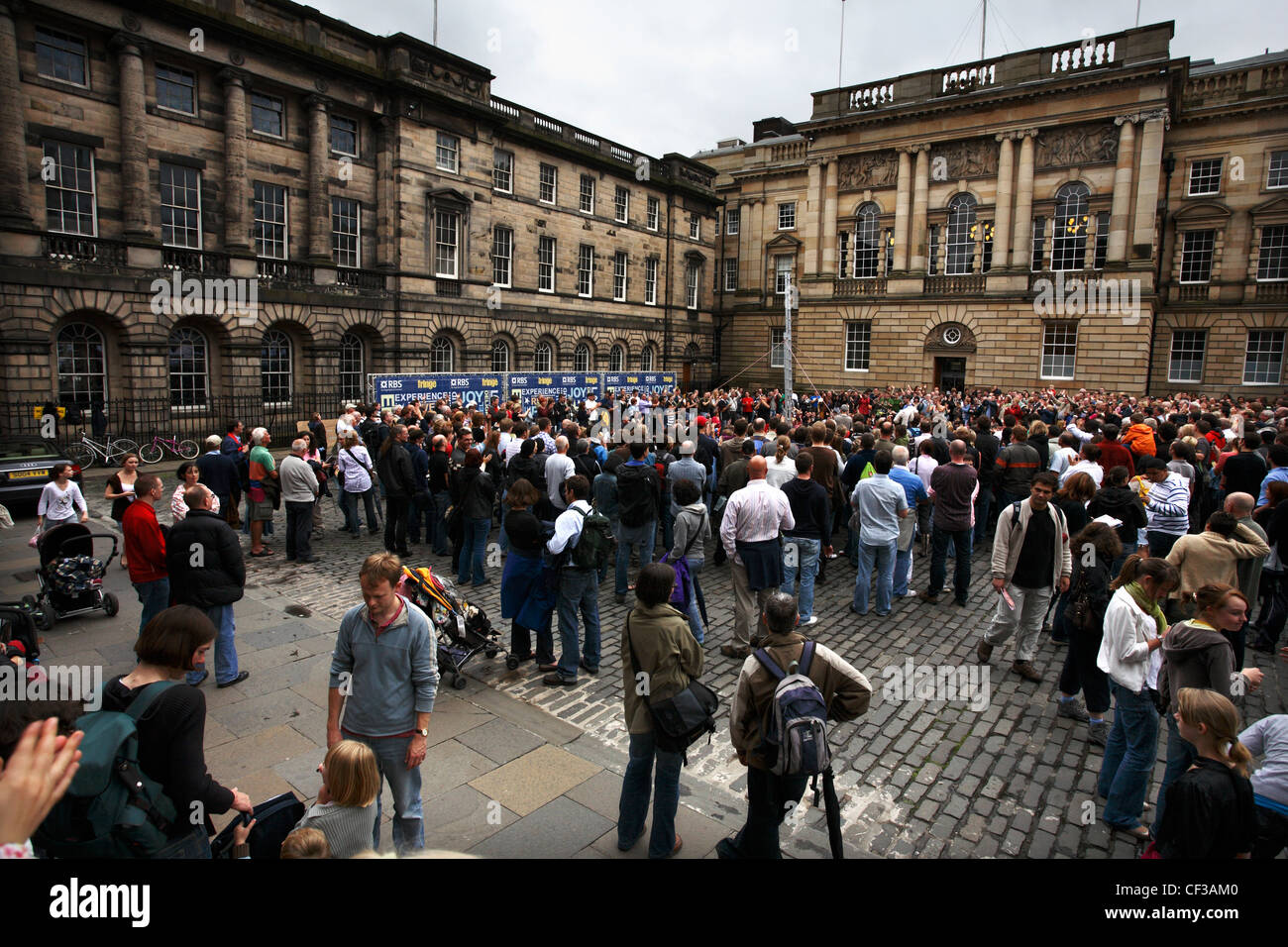Les spectateurs dans le Royal Mile, dans la vieille ville d'Édimbourg pendant le Festival Fringe. Banque D'Images