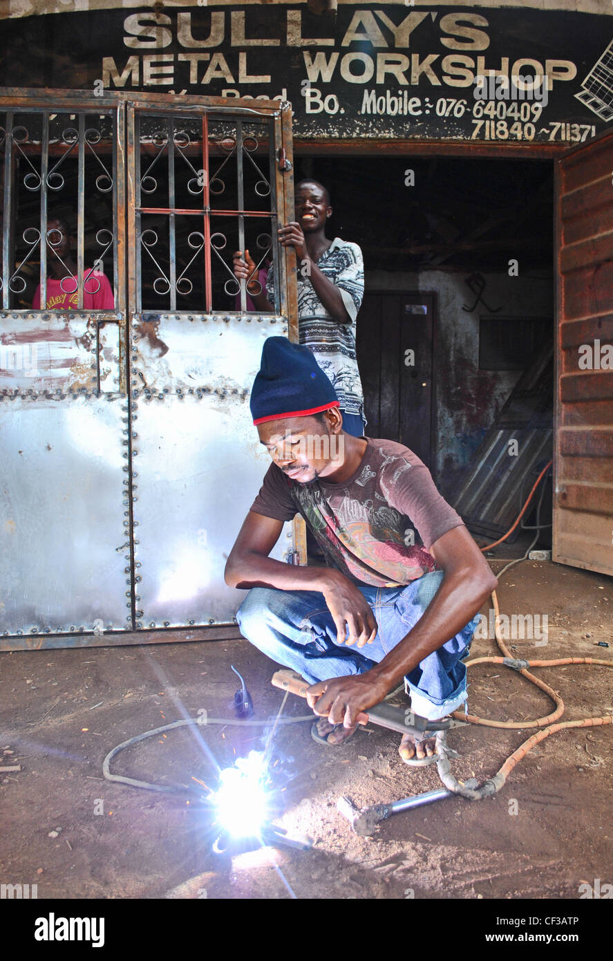 Un homme travaille avec du métal dans son atelier à Bo, en Sierra Leone Banque D'Images