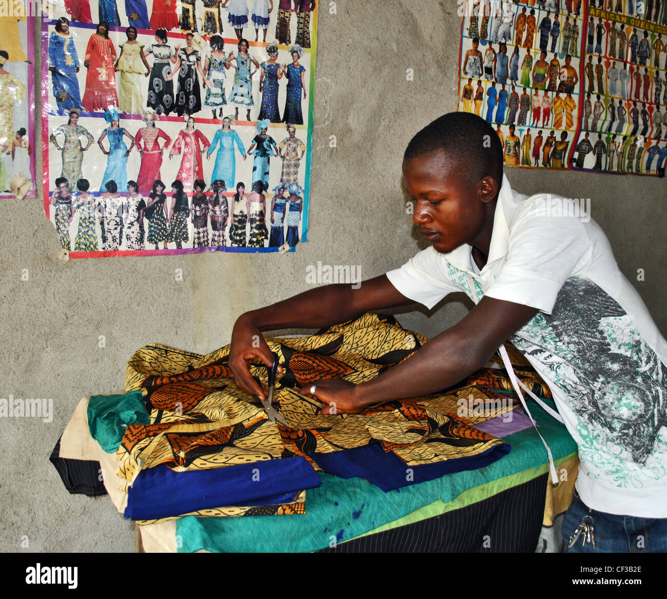 Adapter au travail sur une machine à coudre à Bo, en Sierra Leone Banque D'Images