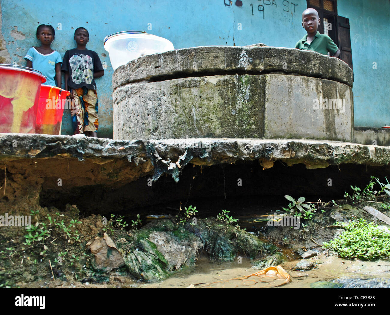 L'eau sale dans un bien endommagé par l'érosion à Kenema, Sierra Leone Banque D'Images