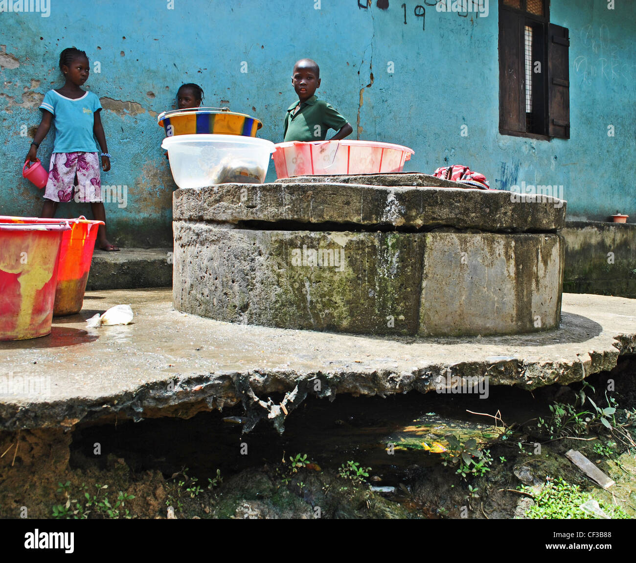 L'eau sale dans un bien endommagé par l'érosion à Kenema, Sierra Leone Banque D'Images