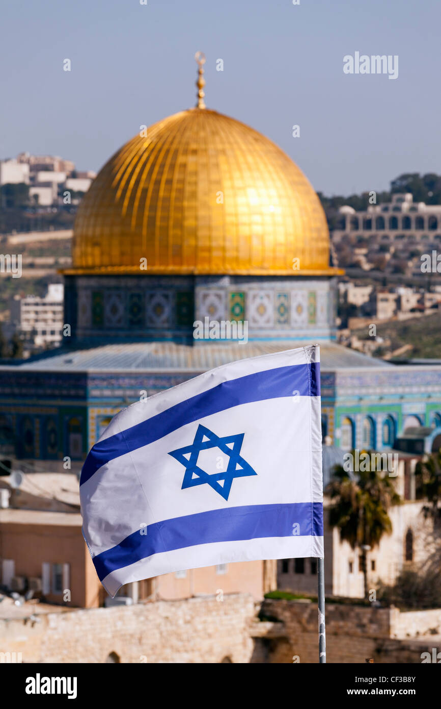 Israël, Jérusalem, d'un drapeau d'Israël et le dôme de la mosquée de Rock Banque D'Images