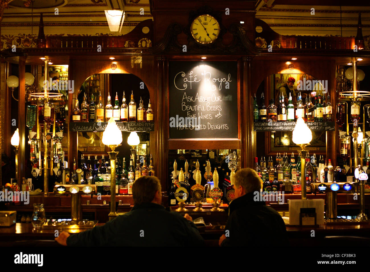 Les clients au bar du café Royal dans la nouvelle ville d'Édimbourg. Banque D'Images