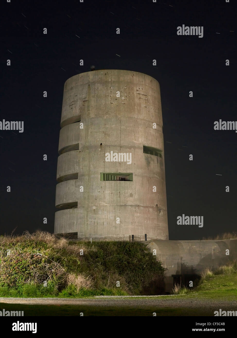 Une vue de nuit d'une guerre mondiale deux bunker télémètre allemand sur Guernesey. Banque D'Images