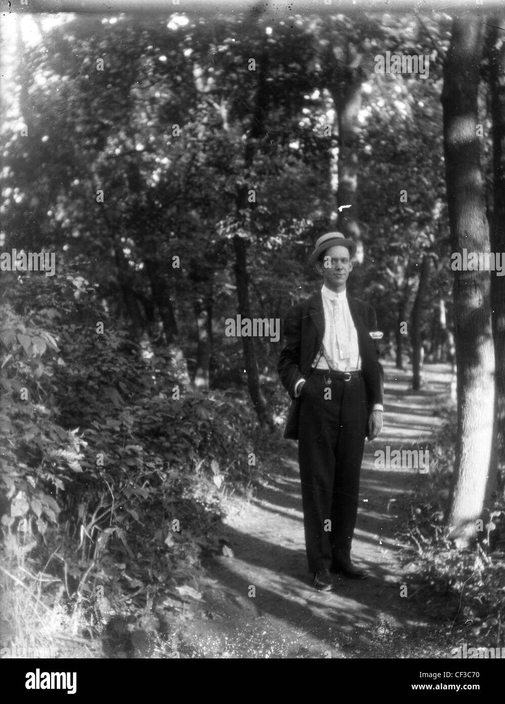 Sharp dressed man wearing hat et de bretelles à chemise blanche debout sur sentier en forêt confiant riche 1900s 1890s 19e c Banque D'Images