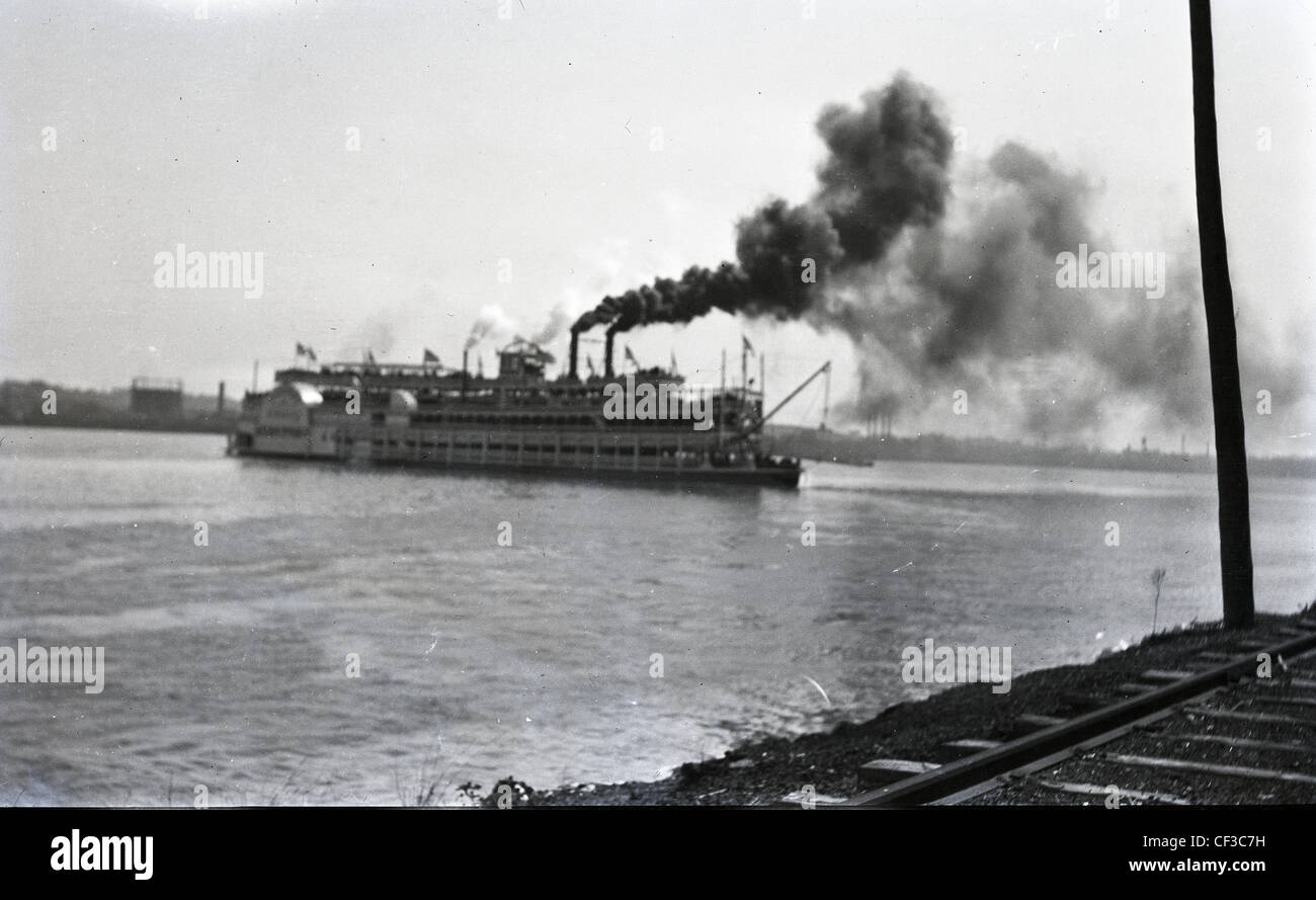 Bateau à vapeur sur le Mississippi ou la rivière de l'Ohio à la fin des années 1800 ou au début des années 1900, les voyages en bateau de transport Banque D'Images