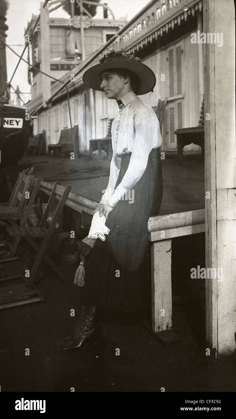 Chapeau de mode des années 1900 Banque de photographies et d'images à haute  résolution - Alamy
