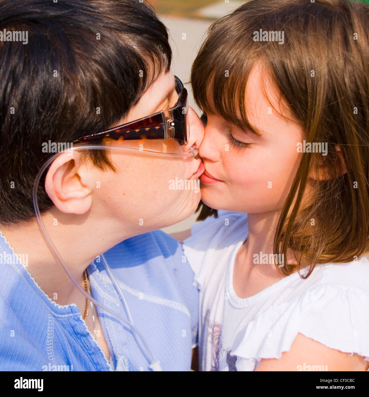 Petite fille donne son amie spéciale un baiser ; Bolton, Lancashire, Angleterre Banque D'Images