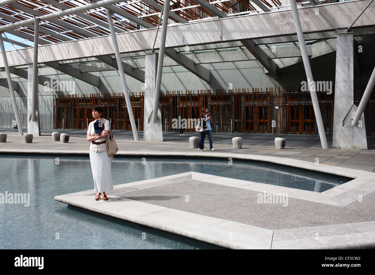 Les touristes à l'extérieur de l'entrée de l'édifice du parlement écossais à Holyrood. Banque D'Images