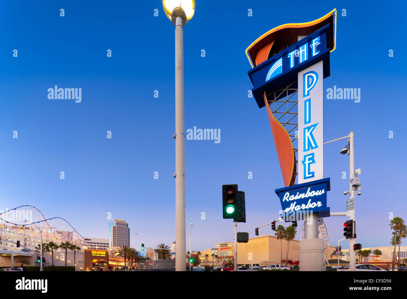 Long Beach, Californie, le brochet au Rainbow Harbor et commerciale complexe de divertissement dans le centre-ville de rivage au crépuscule. Banque D'Images