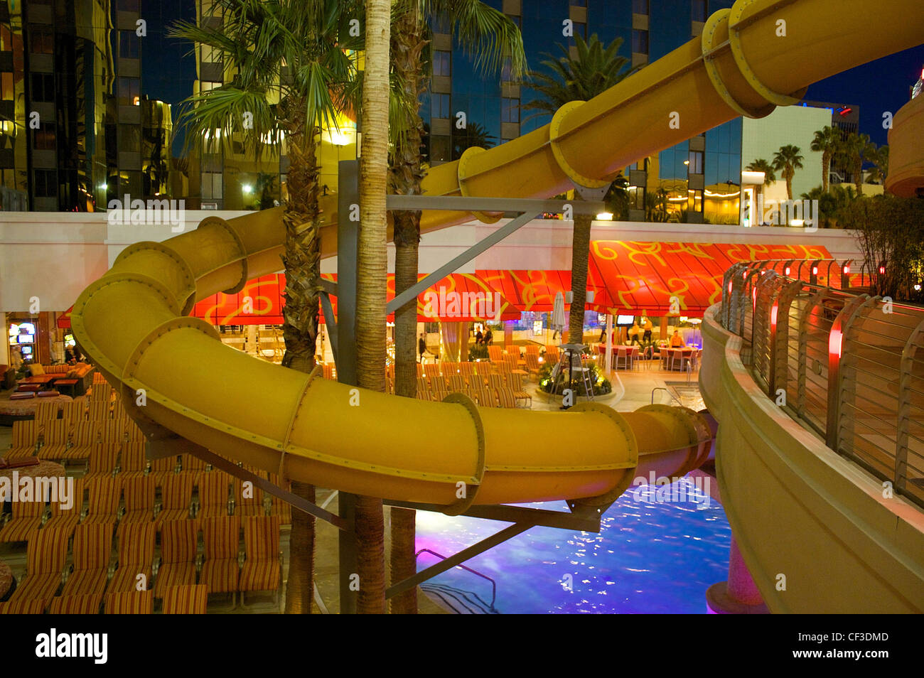 Toboggan aquatique à une piscine au centre-ville de Las Vegas Golden Nugget Hotel and Casino Banque D'Images