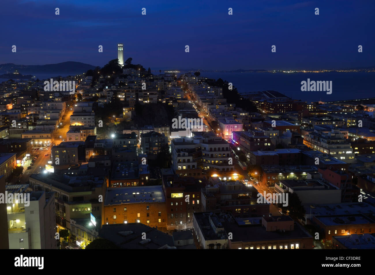 Crépuscule sur Telegraph Hill et la Coit Tower, San Francisco, CA Banque D'Images