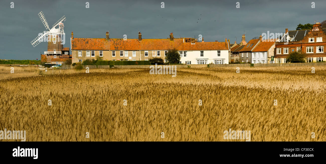 Une vue panoramique du Claj moulin et le village. Banque D'Images