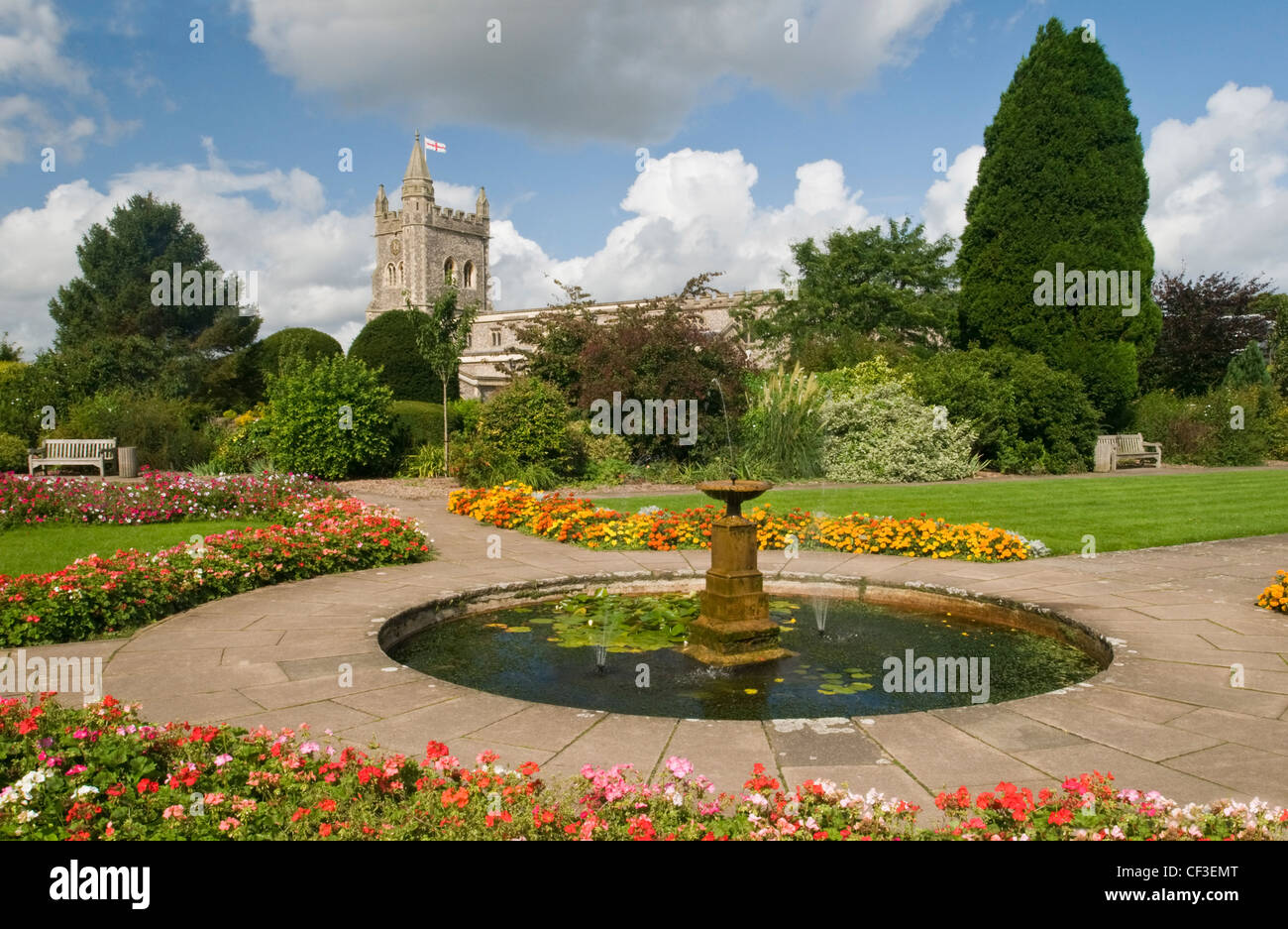 Vue sur St Marys Church du Jardin du souvenir à Amersham. Banque D'Images