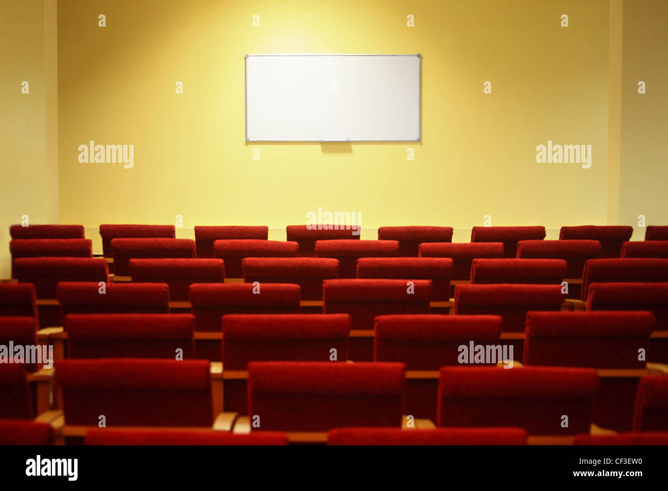 Salle de conférence avec écran vide. lignes d'une des chaises. se concentrer sur un écran. Banque D'Images