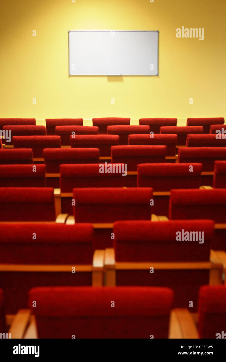 Salle de conférence vide. lignes d'une des chaises. se concentrer sur un écran Banque D'Images