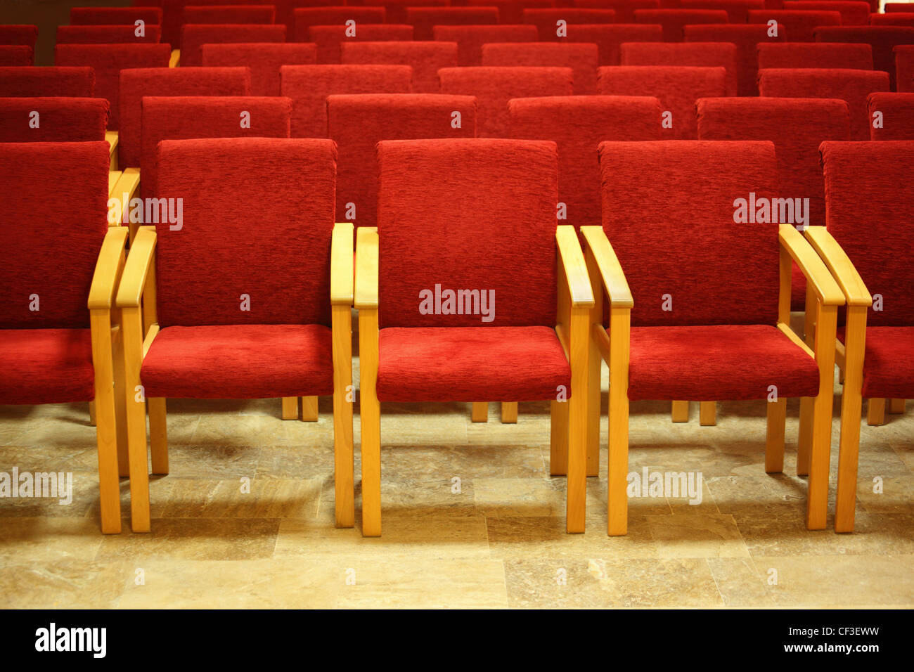 Des rangées de chaises dans une présentation vide hall. L'accent sur une des chaises en première ligne. Banque D'Images