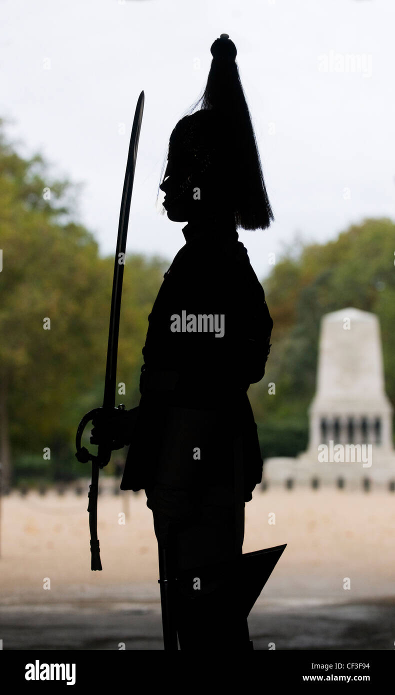 La silhouette d'un soldat de cavalerie de famille de garde à Horse Guards dans Whitehall. Banque D'Images