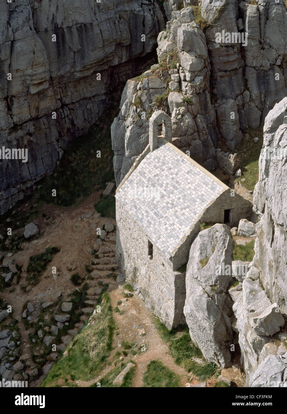La Chapelle St Govan a été construit sur le site où le 6e siècle, ermite irlandais St Govan, avait sa cellule et puits sacré à la base de Banque D'Images La Chapelle St Govan a été construit sur le site où le 6e siècle, ermite irlandais St Govan, avait sa cellule et puits sacré à la base de Banque D'Images
