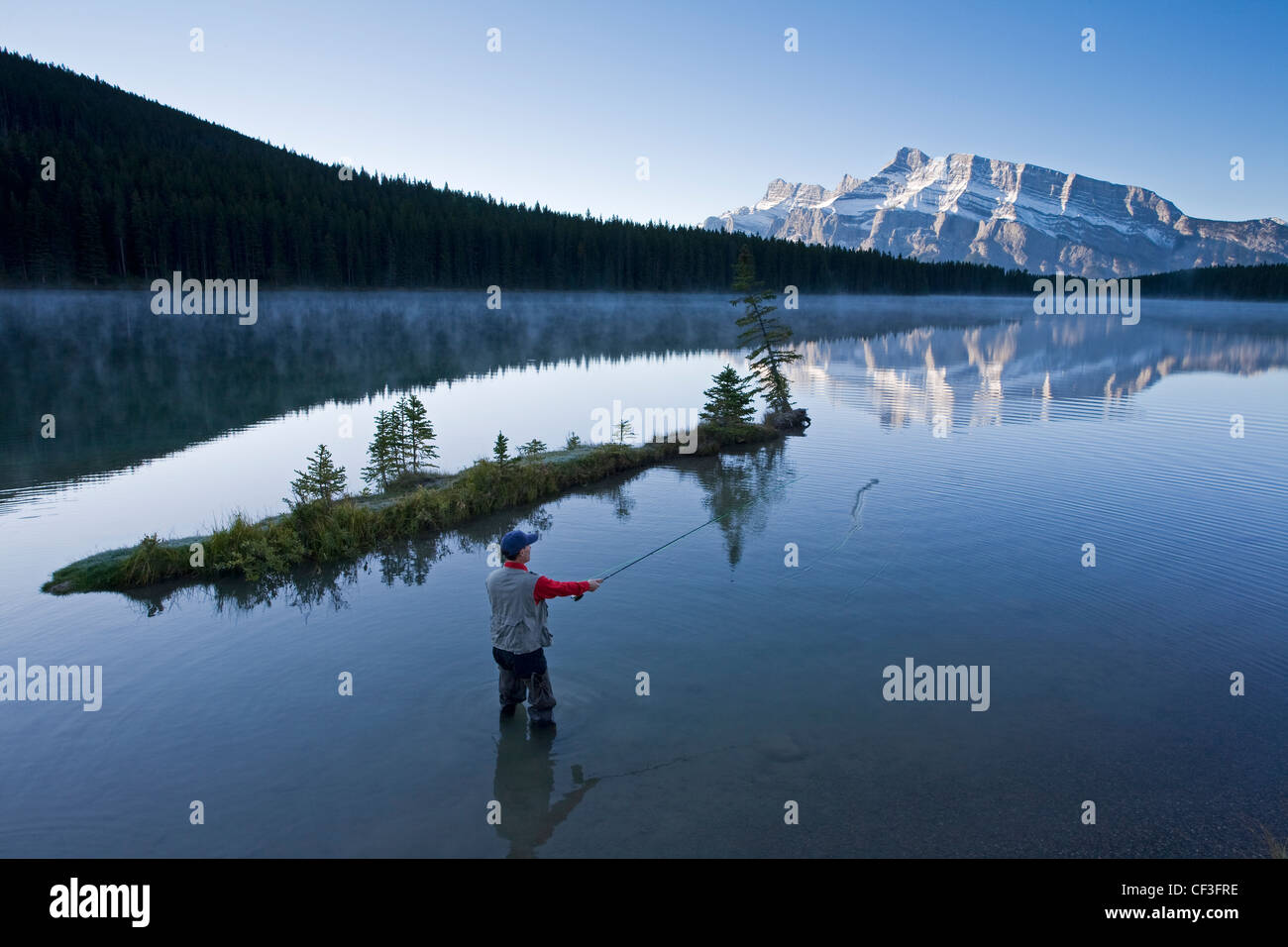 Les hommes d'âge moyen de mouche au lac Two Jack, Banff National Park, Alberta, Canada. Banque D'Images