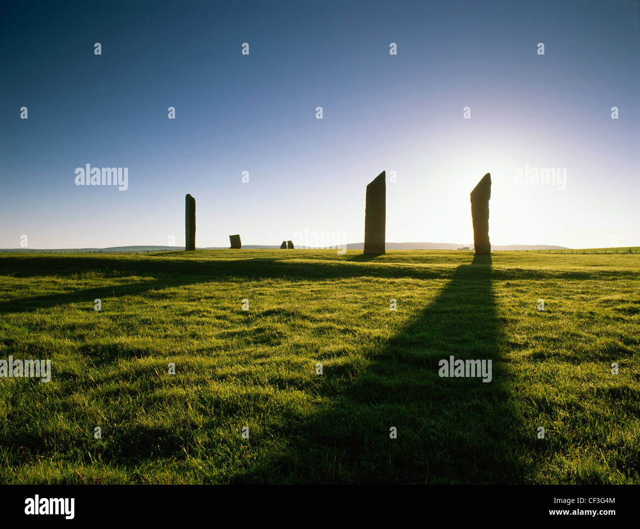 Pierres de Stenness et cercle de pierre henge silhouetté au lever du soleil. Banque D'Images