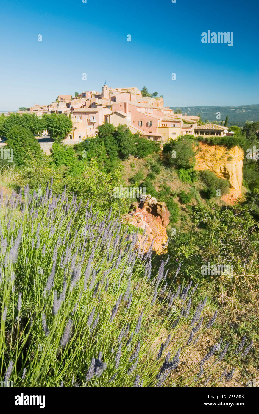 Le village de Rousillon perché sur une colline rocheuse haut, Provence, France Banque D'Images