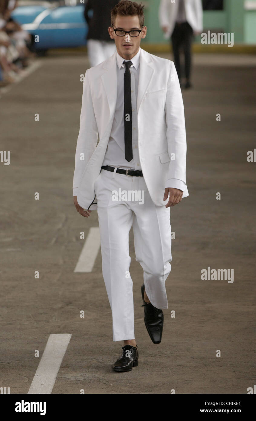 DSquared prêt à porter printemps été Milan défilé de mode masculine de  cheveux brun modèle portant des lunettes encadrées épais costume blanc  Photo Stock - Alamy