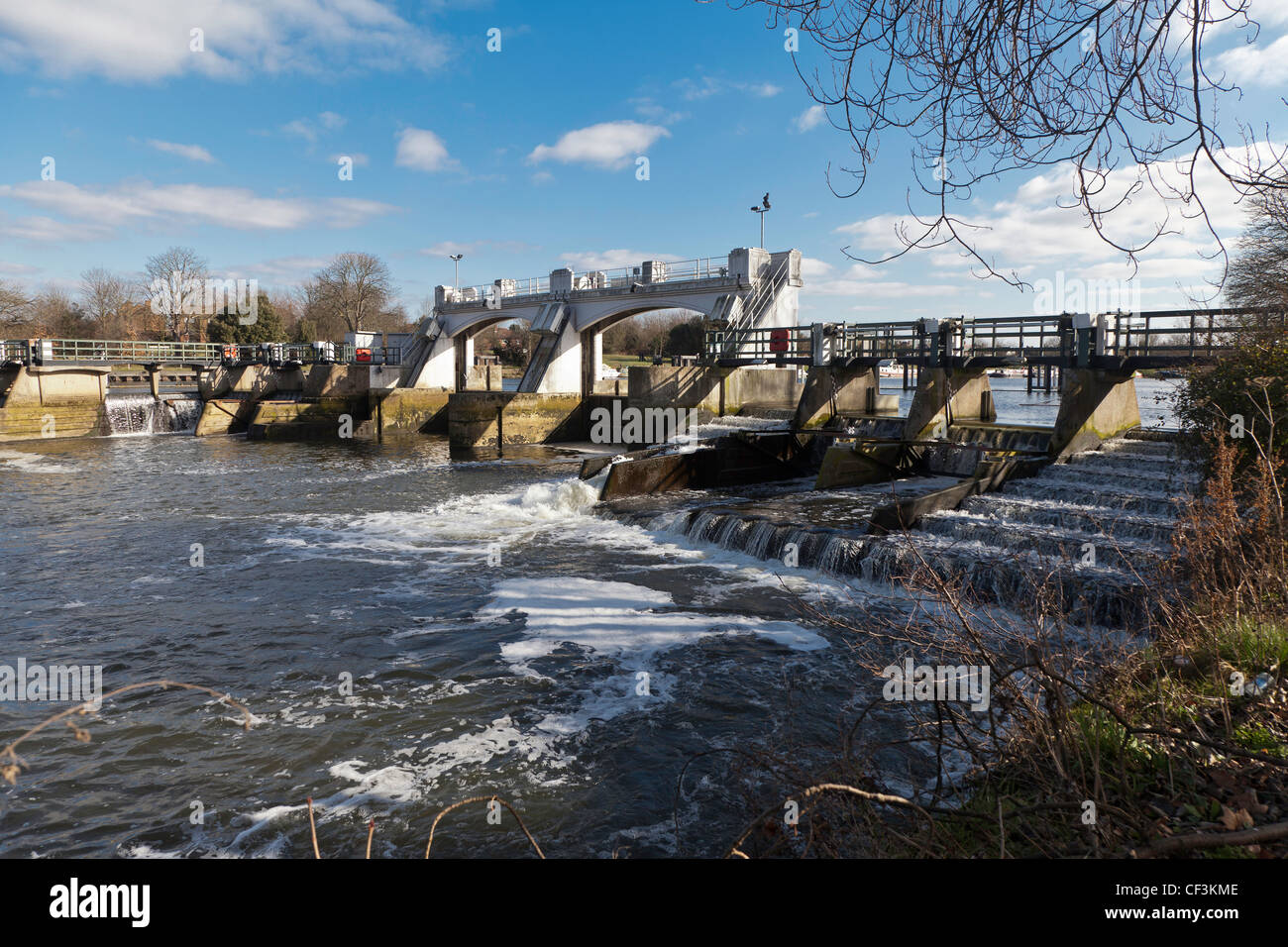 Tamise à Teddington lock montrant d'écluses et de passerelle. Weir et les berges. Banque D'Images