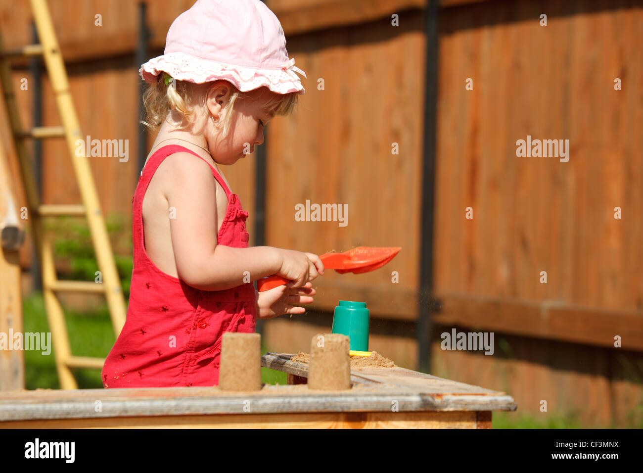 La fille joue à un bac à sable. Format horizontal. Banque D'Images