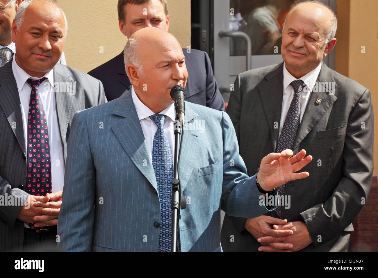 Moscou Russie 28 juillet maire Luzhkov parlant à l'achèvement du nouveau bâtiment maison appartement chaque année cinq millions de mètres carrés Banque D'Images