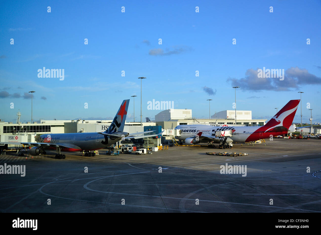 Avions Qantas et Jetstar, portes à l'aéroport de Sydney Kingsford Smith, Mascot, Sydney, New South Wales, Australia Banque D'Images