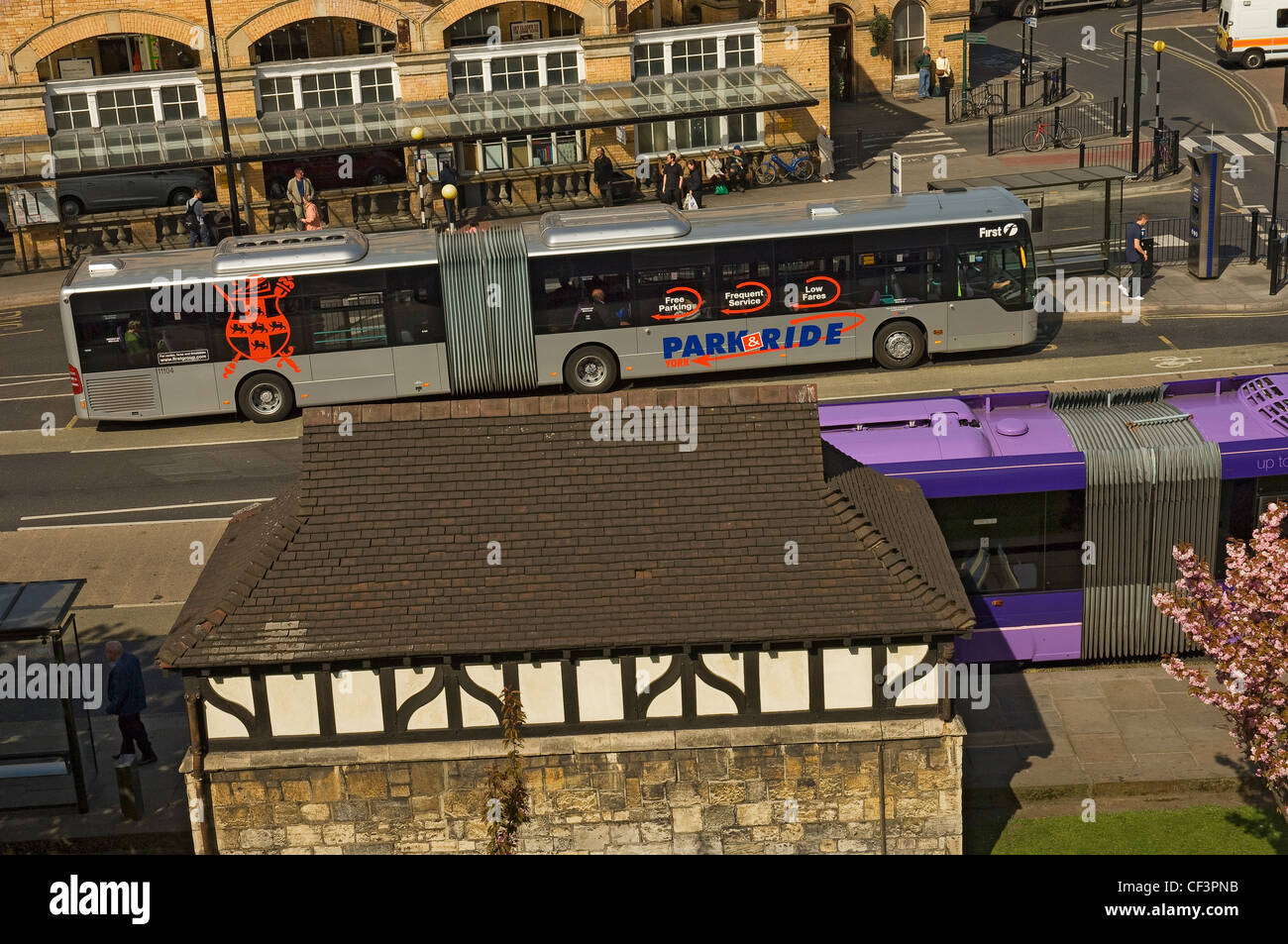 Parcs-o-bus à la gare de York. Banque D'Images