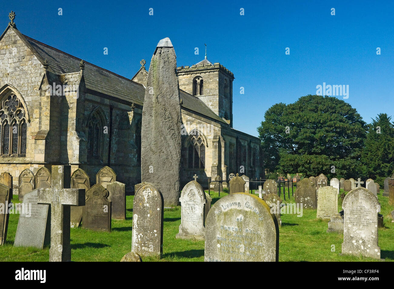 Rudston monolithe, le plus haut standing stone au Royaume-Uni dans le cimetière de l'église All Saints. Le mégalithe a été érigée autour de 1 Banque D'Images