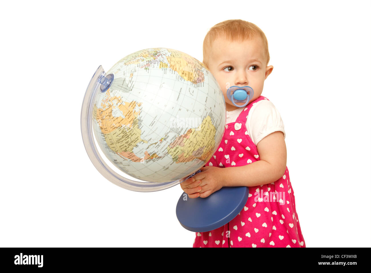 Portrait de petite fille avec globe en mains, sur elle. Arrière-plan blanc. Format horizontal. Banque D'Images