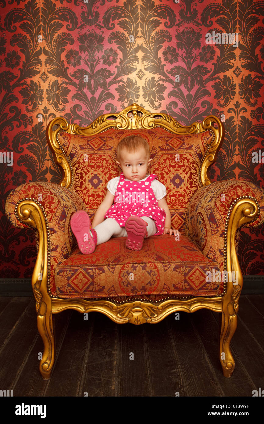 PETITE FILLE ASSISE DANS UN FAUTEUIL VERS 1870 , CDV