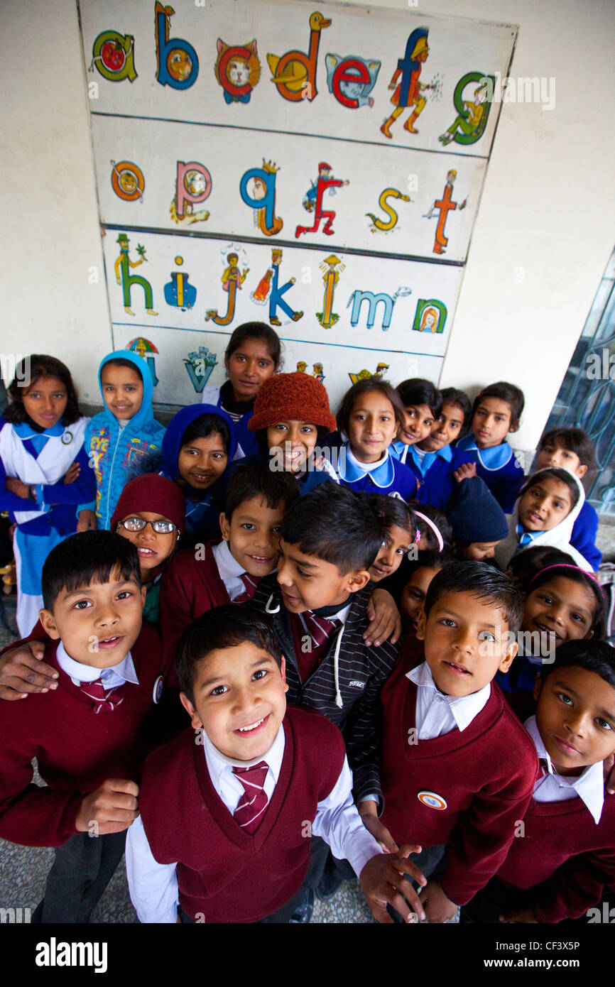 Les élèves en face de lettres en langue anglaise, Islamabad, Pakistan Banque D'Images